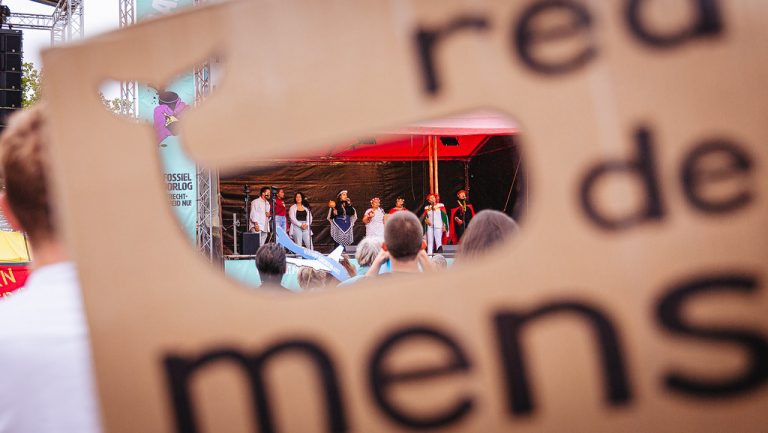 afbeelding podium met tekst 'red de mens'